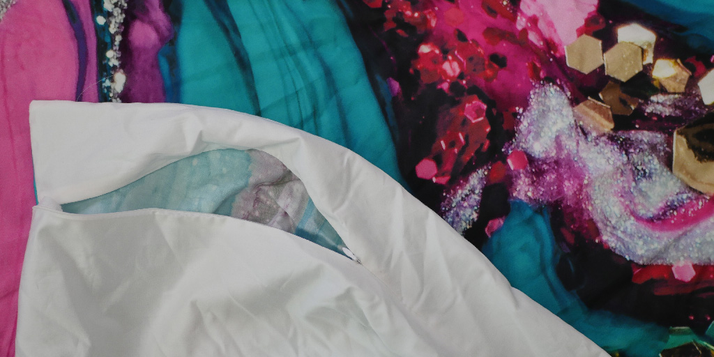 Picture of the opening of a custom printed duvet cover
